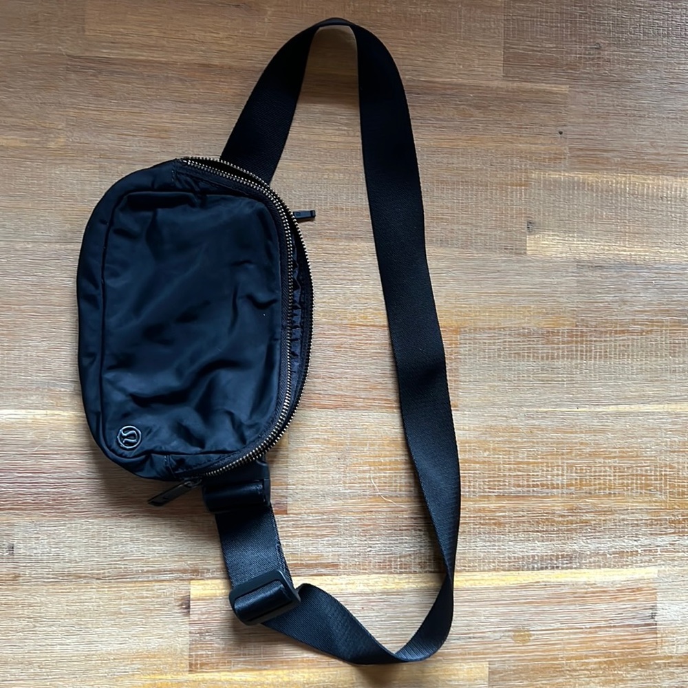 BLACK LULULEMON BELT BAG